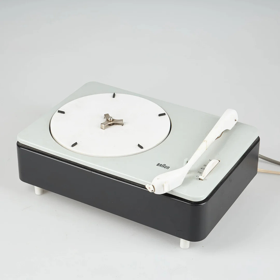 SKIVSPELARE, Braun PC 3 Vinyl Player, formgivev av Dieter Rams, G. A. Müller & Wilhelm Wagenfeld 1960. — Modern consumer electronics — Stockholms Auktionsverk Helsinki