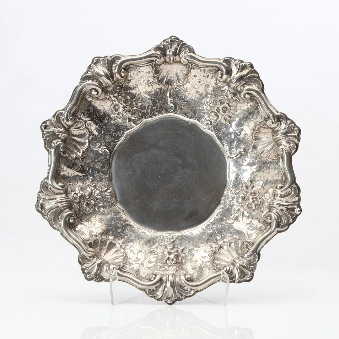 SKÅLFAT. Silver med handcicelerad dekor. Italien, 1900-talets första hälft. Vikt ca 720 gram. — Silver — Skånes Auktionsverk