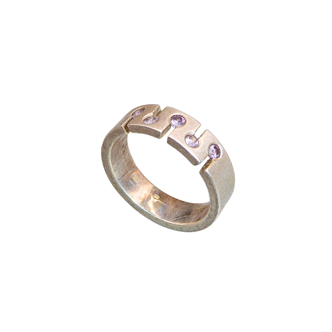 ITALIENISCHER RING AUS 925ER SILBER IM MÄANDER-DESIGN MIT HELLVIOLETTEN SCHMUCKSTEINEN. — Rings — Auktionshaus Stuber's Hammerschlag