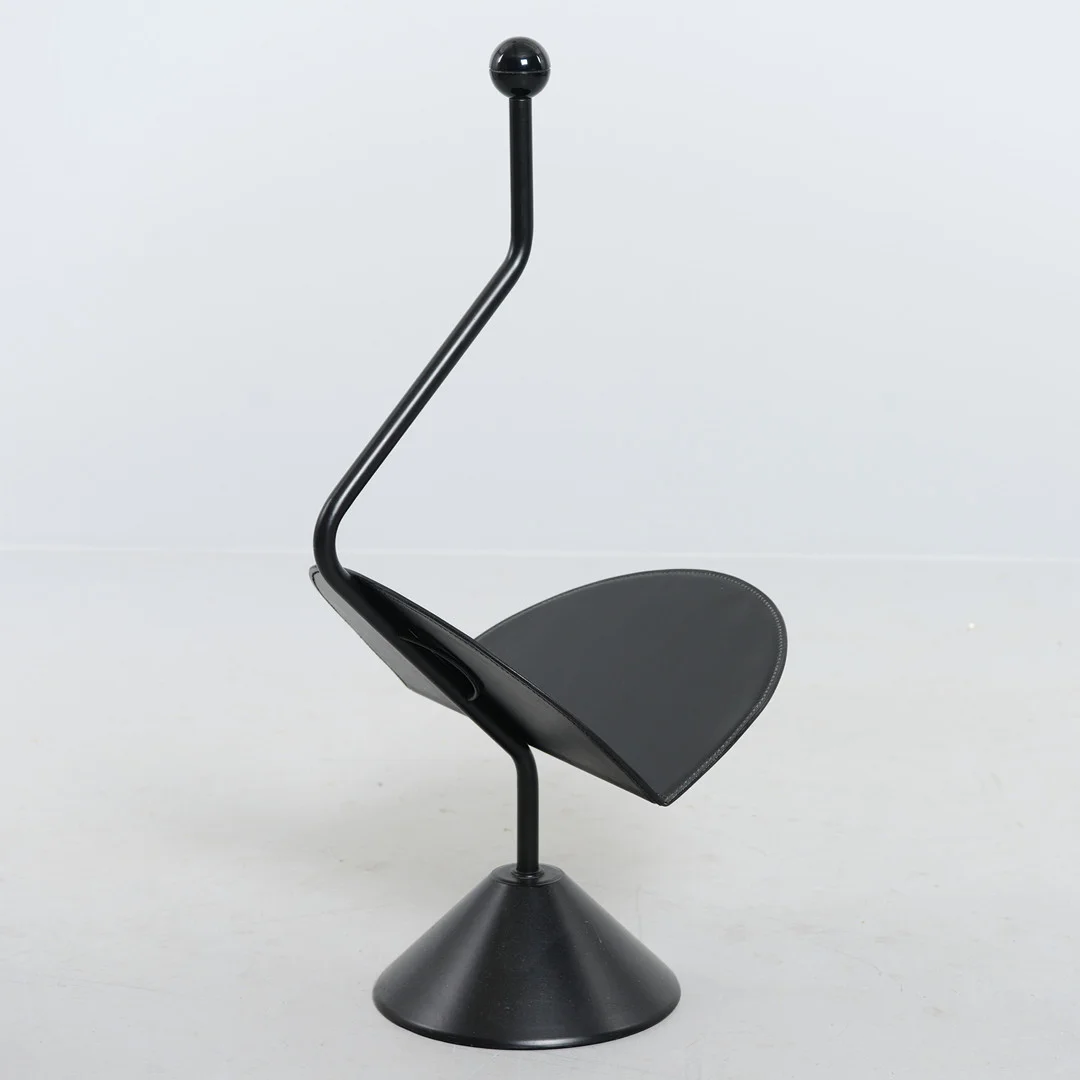 ACHILLE CASTIGLIONI. Tidskriftsställ, läder och metall, Zanotta. — Tables — Formstad Auktioner