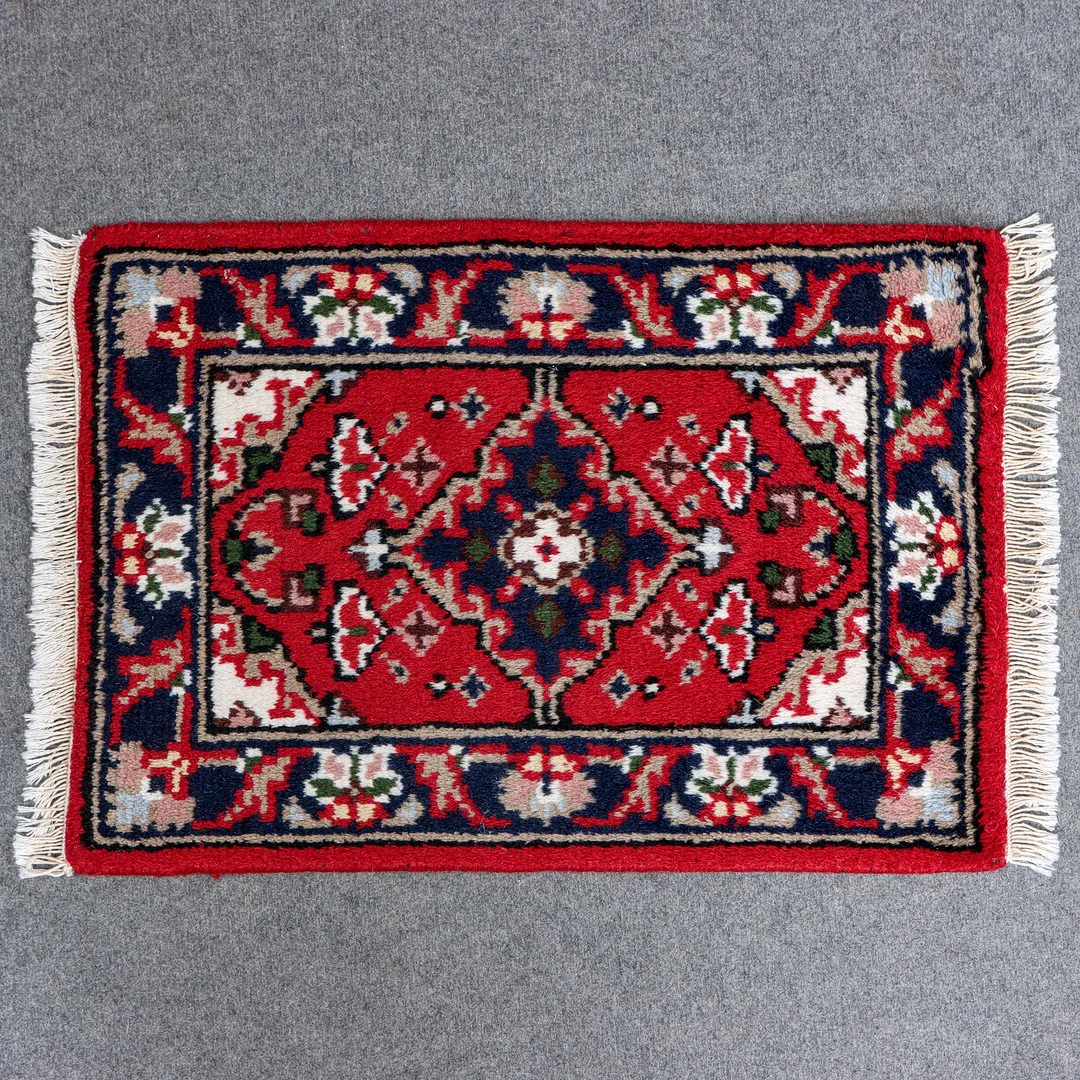 LITEN ÄKTA MATTA (59x41). — Carpets — Auktionskammaren Sydost Kalmar