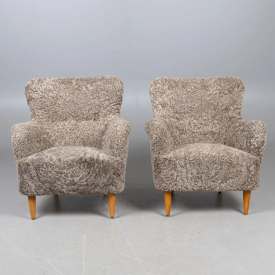 FÅTÖLJER, ett par, Swedish modern, 1940-tal, klädda i fårskinnspäls Sahara. — Armchairs & Chairs — Stockholms Auktionsverk Helsingborg