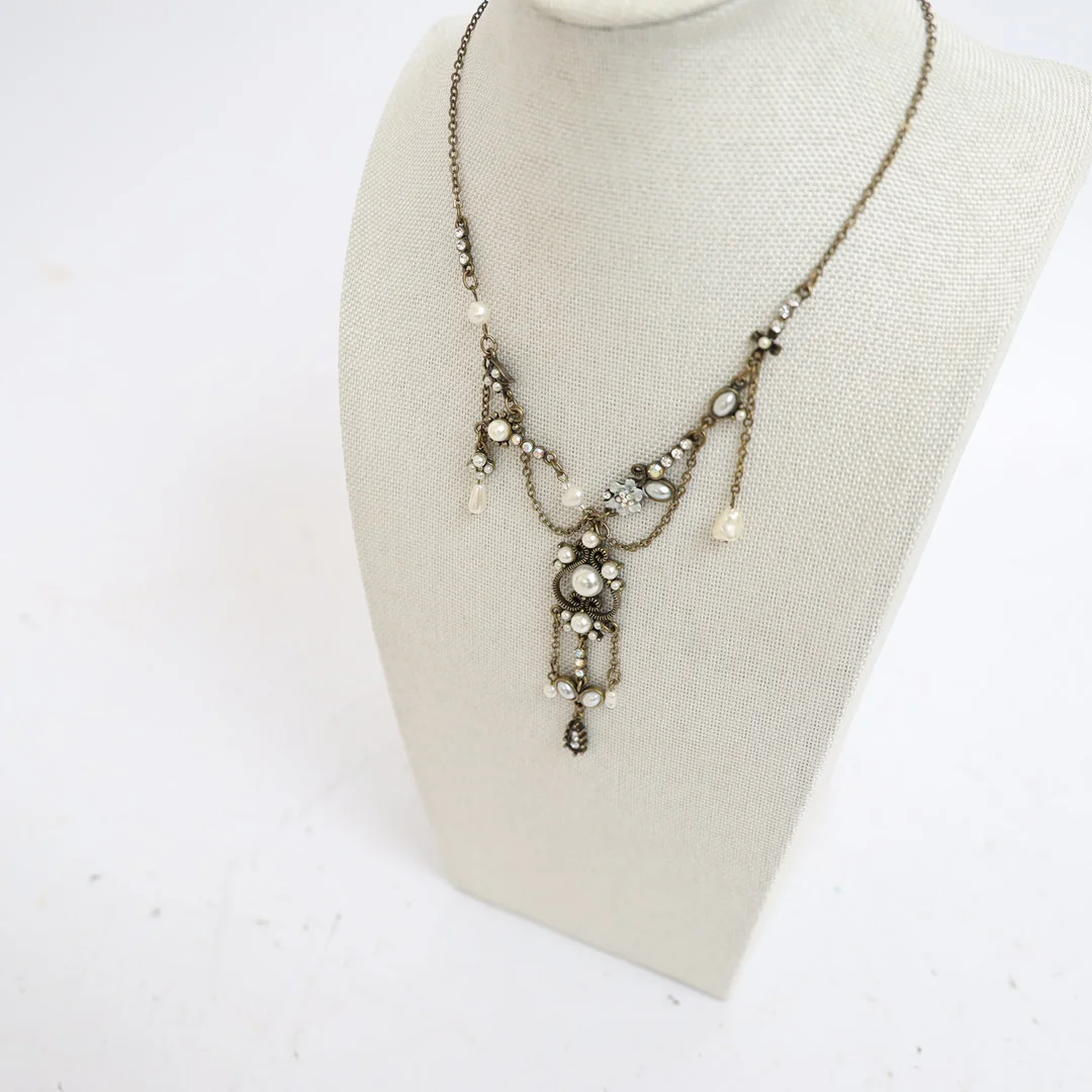 HALSBAND MED DEKORER. — Necklace — Falun Auktionsbyrå