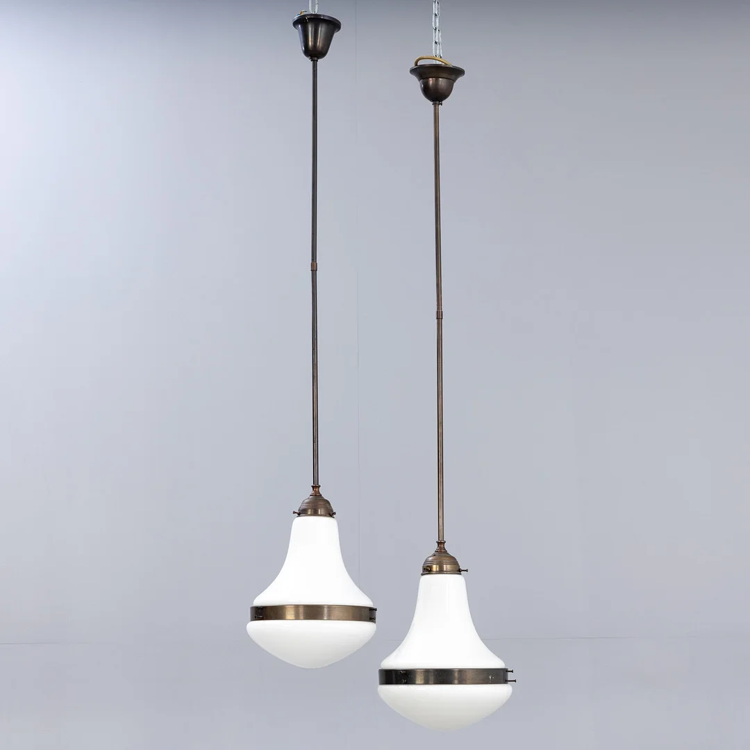 Lamptique, zwei Pendelleuchten / Stabpendelleuchten nach dem Entwurf von Peter Behrens, 21. Jh. (2). — Ceiling lights — Stockholms Auktionsverk Hamburg