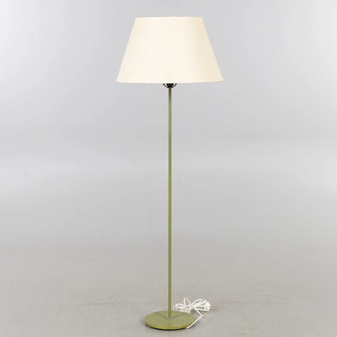 GOLVLAMPA, grönlackad metallstomme, 1900-talets andra hälft. — Floor lights — Stockholms Auktionsverk Helsingborg