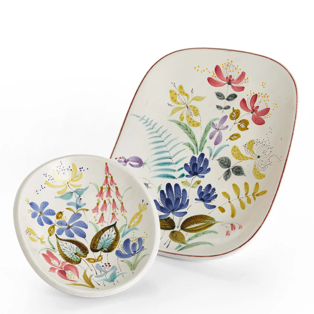 STIG LINDBERG. Skålfat, 2 st, Gustavsbergs studio, fajans med polykrom dekor av blomster, 1900-talets mitt. — European — Crafoord Auktioner Stockholm