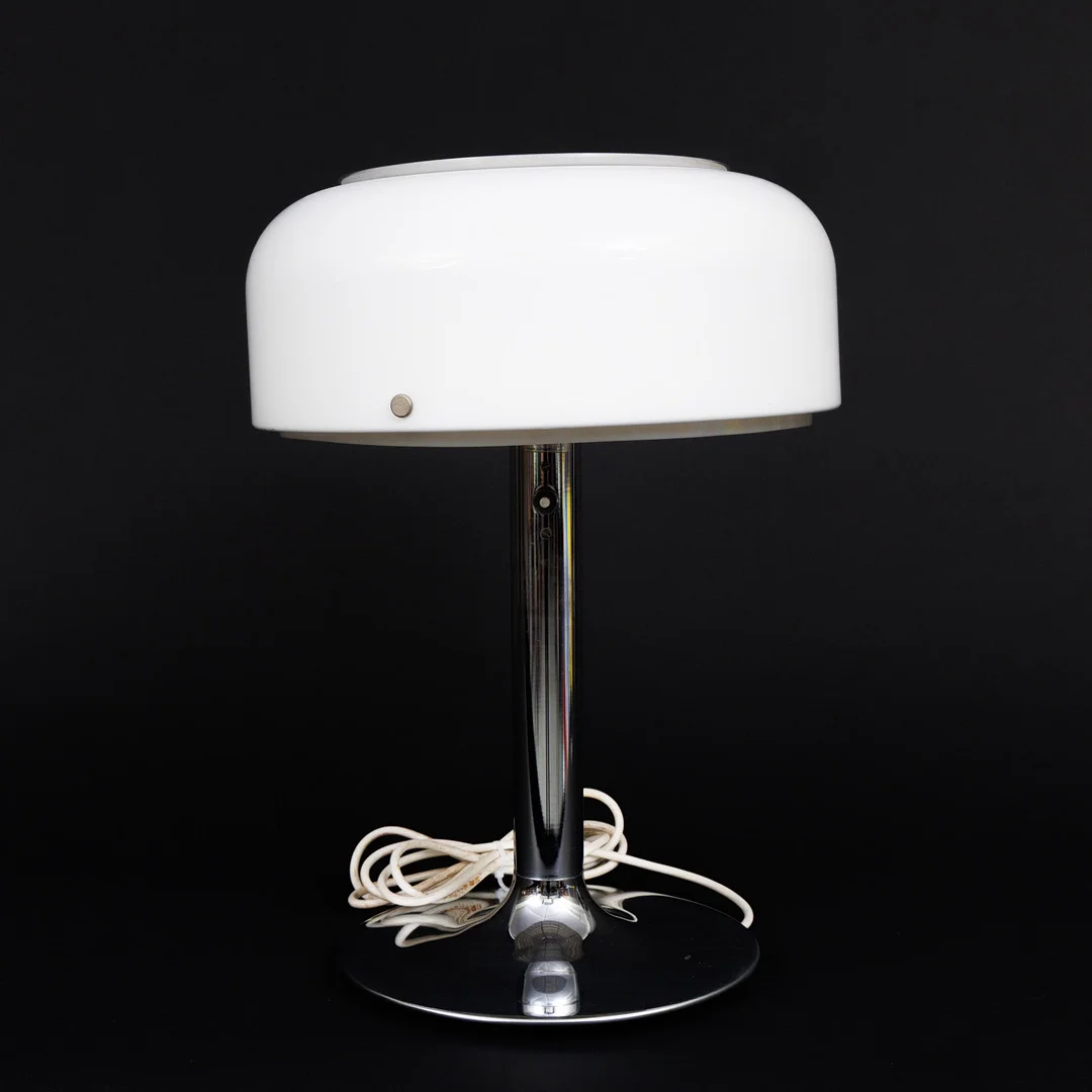 ANDERS PEHRSON. bordslampa, kromad metall/akrylplast, "Knubbling", Ateljé Lyktan. — Table Lamps — Garpenhus Auktioner
