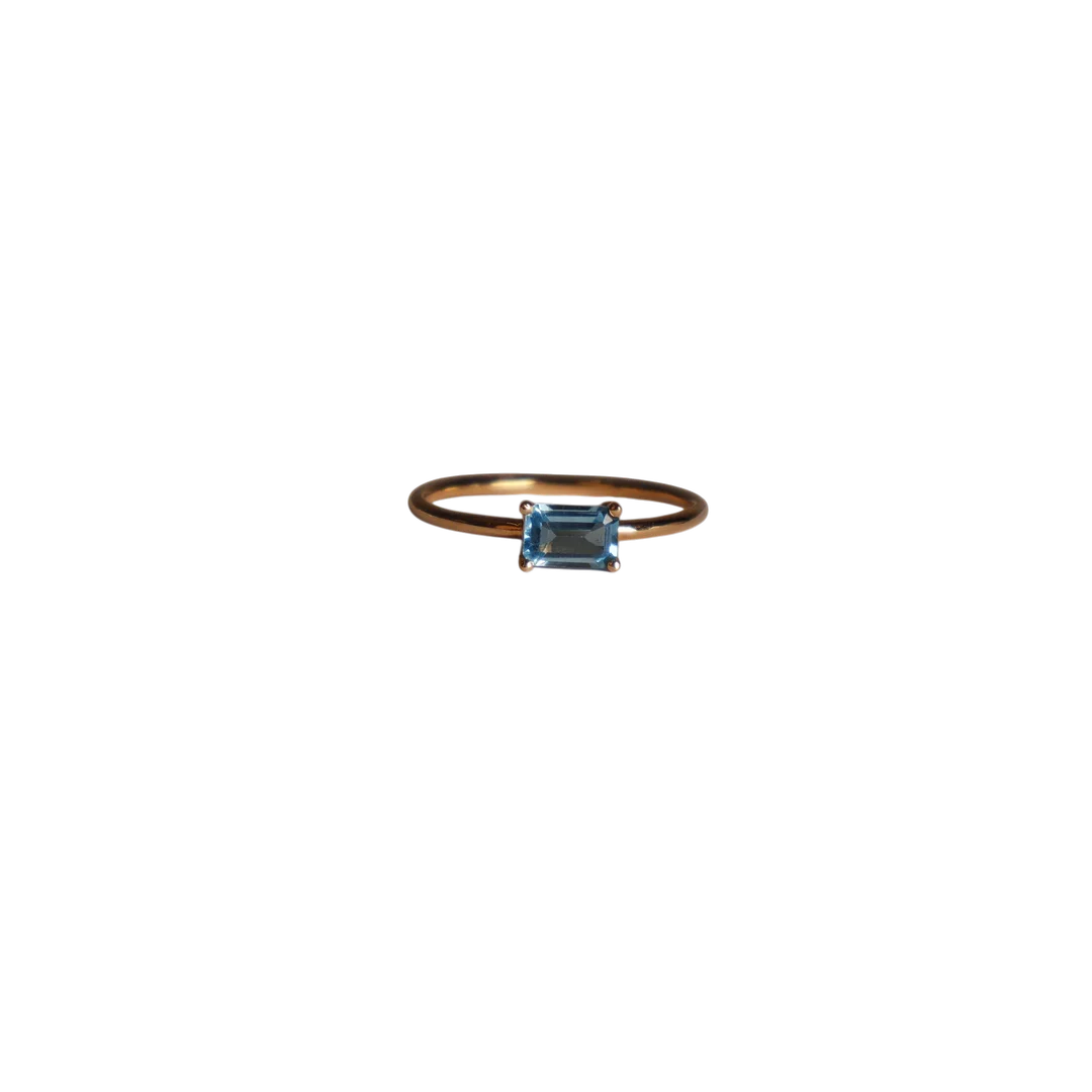 Anillo en oro rosa de 18 K y topacio azul. — Rings — Barcelona Auctions