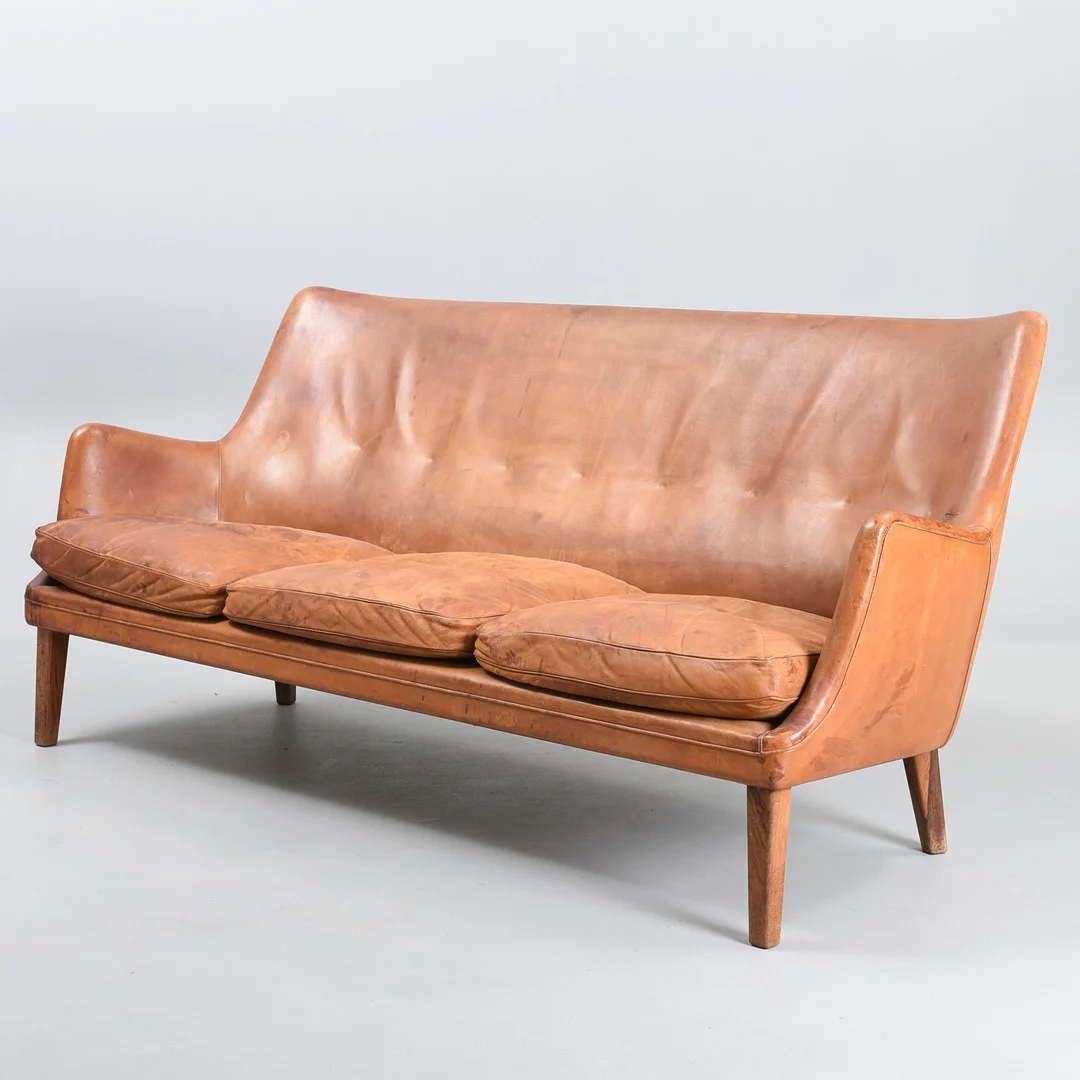 ARNE VODDER. Fritstående tre-personers sofa med ben af palisander. Fremstillet hos møbelpolsterI van Schlechter, formgivet 1953. — Sofas & Seatings — Sørensen Auktioner