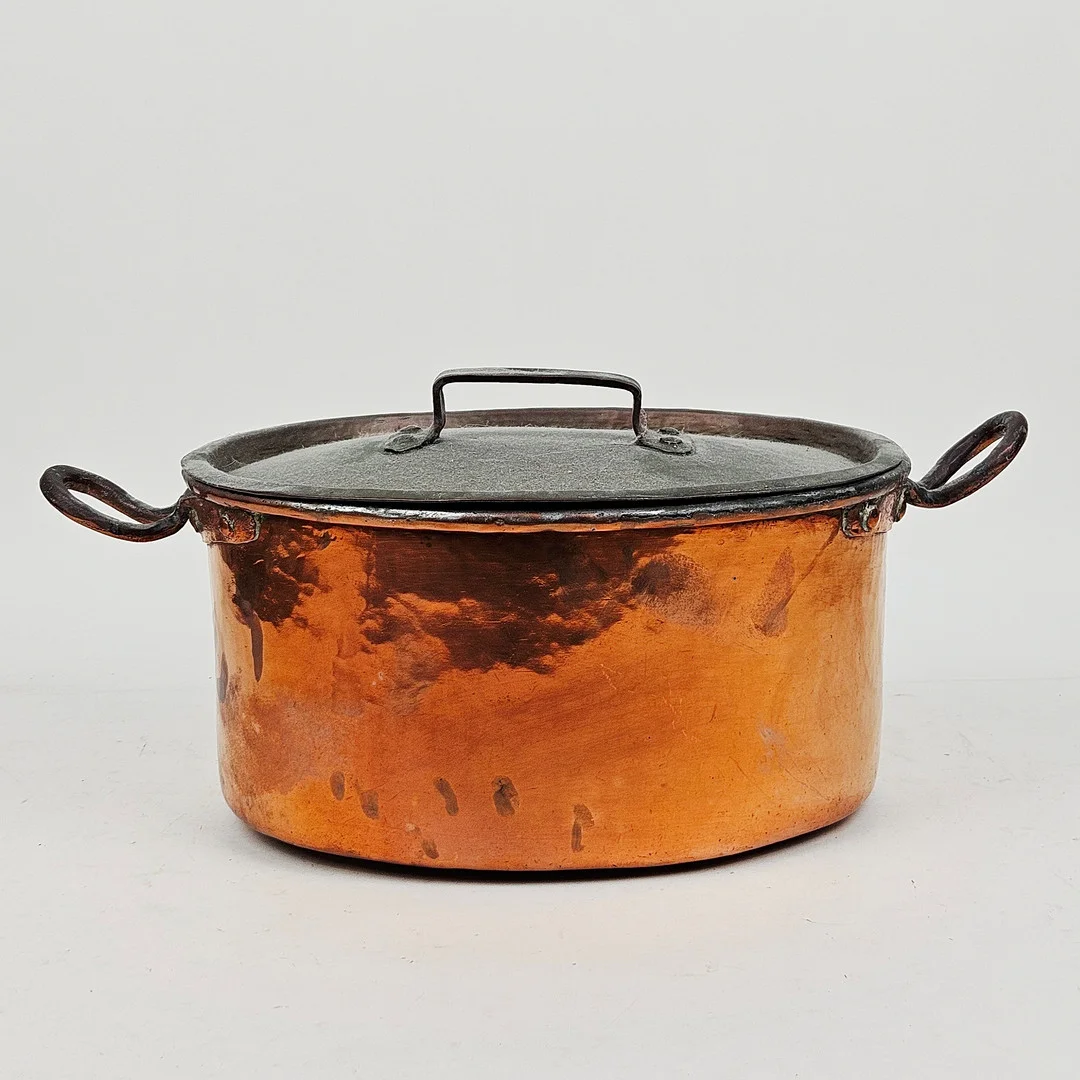 GRYTA MED LOCK, koppar, 1800-tal. — Pewter, Brass & Copper — Auktionshuset Thörner & Ek