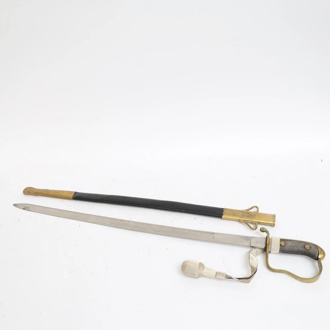 POLISSABEL, 1900-talets början, handtag i mässing. klinga av stål, balja av läder och mässing. Stämplad STHLMS POLIS, Carl eickhorn, Solingen, med portepe. — Edged weapons — Falun Auktionsbyrå