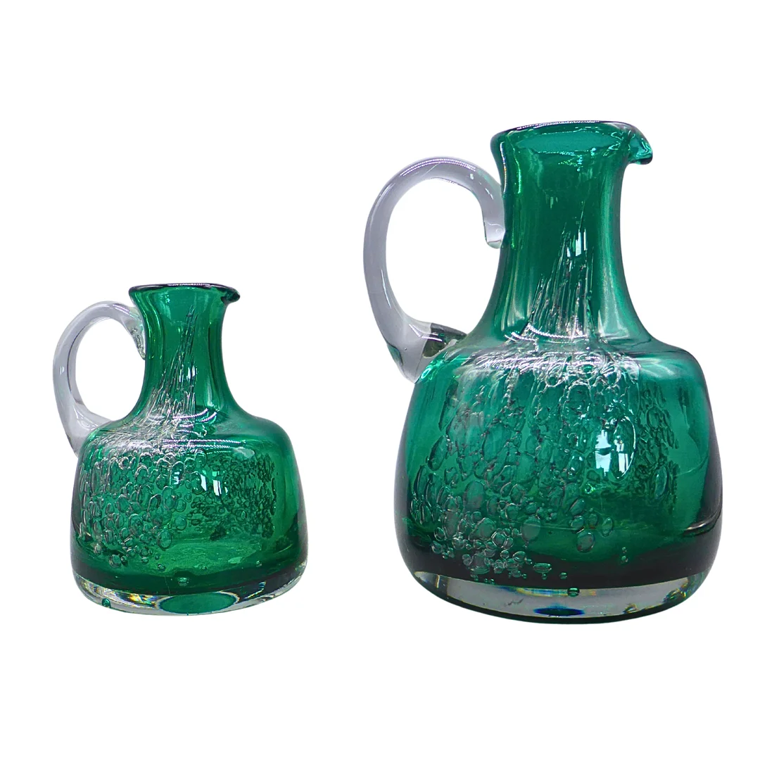 SET AUS ZWEI MUNDGEBLASENEN ZWIESEL GLASKRÜGEN IN GRÜN MIT LUFTBLASENEFFEKT. — Tableware — Auktionshaus Stuber's Hammerschlag