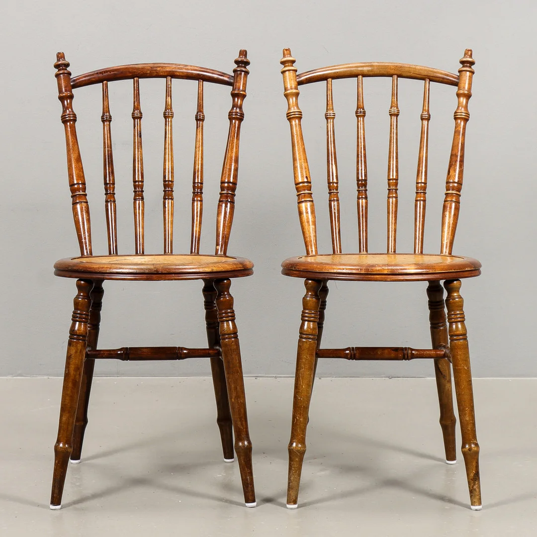 Pinnstolar 1 par, 1900talets första hälft. — Armchairs & Chairs — Karlstad Hammarö Auktionsverk