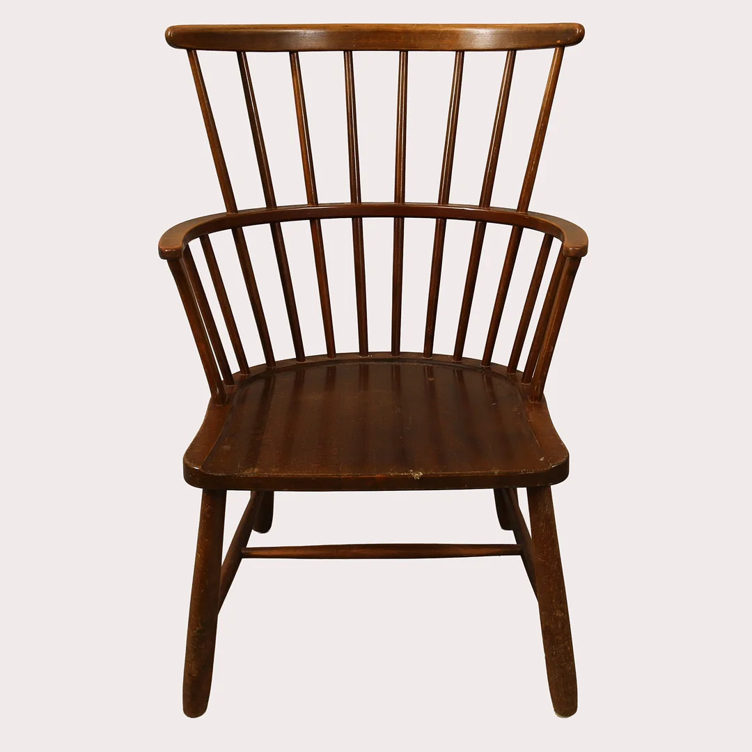FRITS HENNINGSEN. Karmstol, "Windsor", betsat trä, Danmark, 1900- talets andra hälft. — Armchairs & Chairs — Limhamns Auktionsbyrå