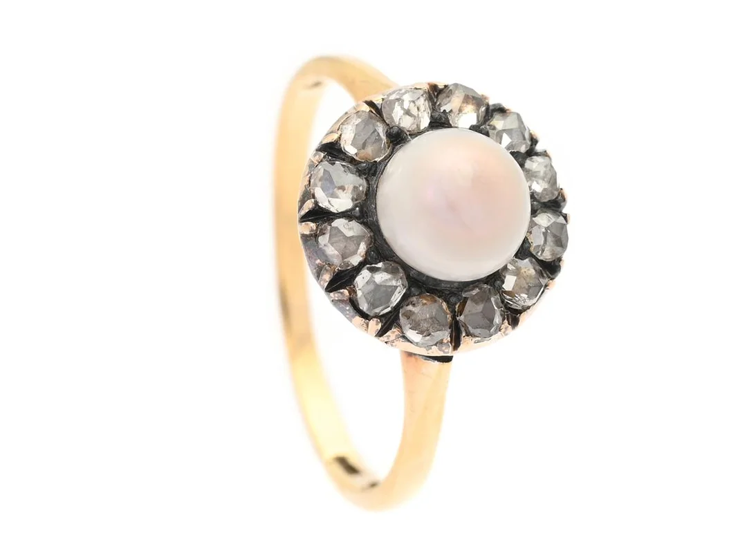 CARMOSÉRING, 18K guld, pärla ca 5,5 mm, rosenslipade diamanter, stl 15,5 mm, vikt 2,1 g, senare ringskena av C.F. Carlman, Stockholm 1923, sprucken tennlödning, — Smycken/Carmoséring — Kaplans
