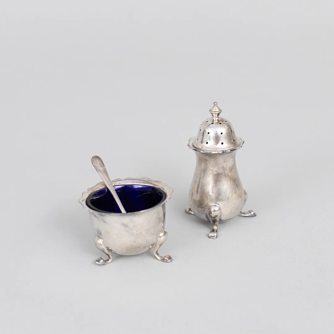 SALTSTÖARE OCH SALTKAR, 3 delar, nysilver och glas, England. — Silver plated — Garpenhus Auktioner