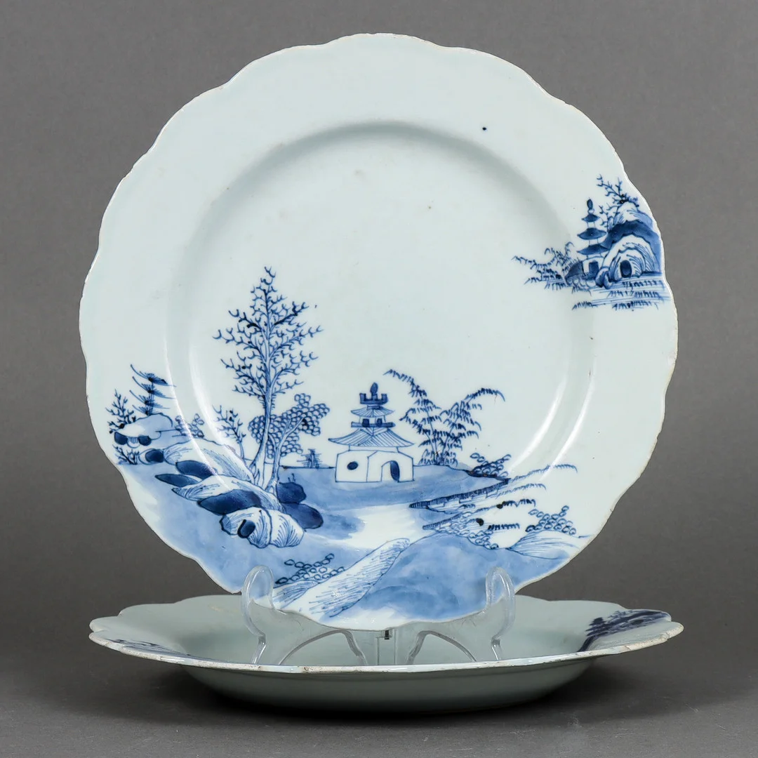 TALLRIKAR 2 stycken, porslin, Kina, Qianlong (1736-95). — Ceramics & Porcelain — Karlstad Hammarö Auktionsverk