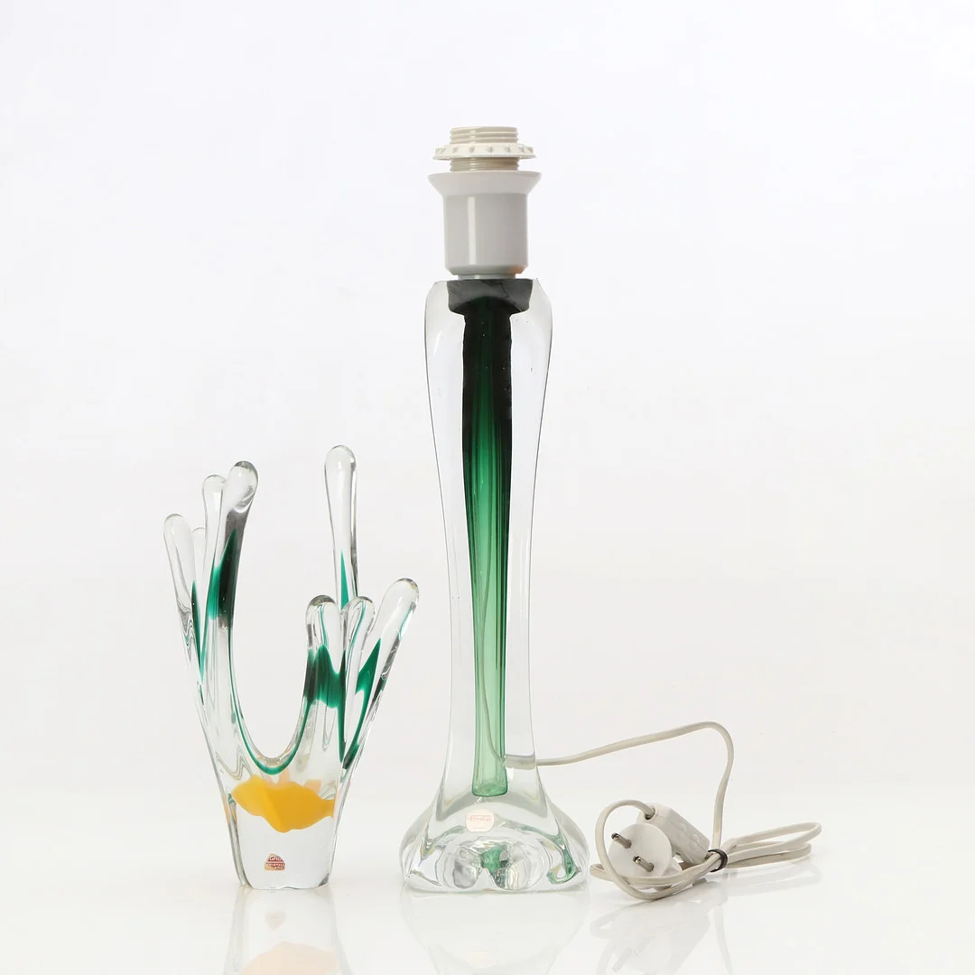 FLYGSFORS, BORDSLAMPA OCH VAS. Konstglas. Bordslampan signerad undertill. — Art glass — Skånes Auktionsverk