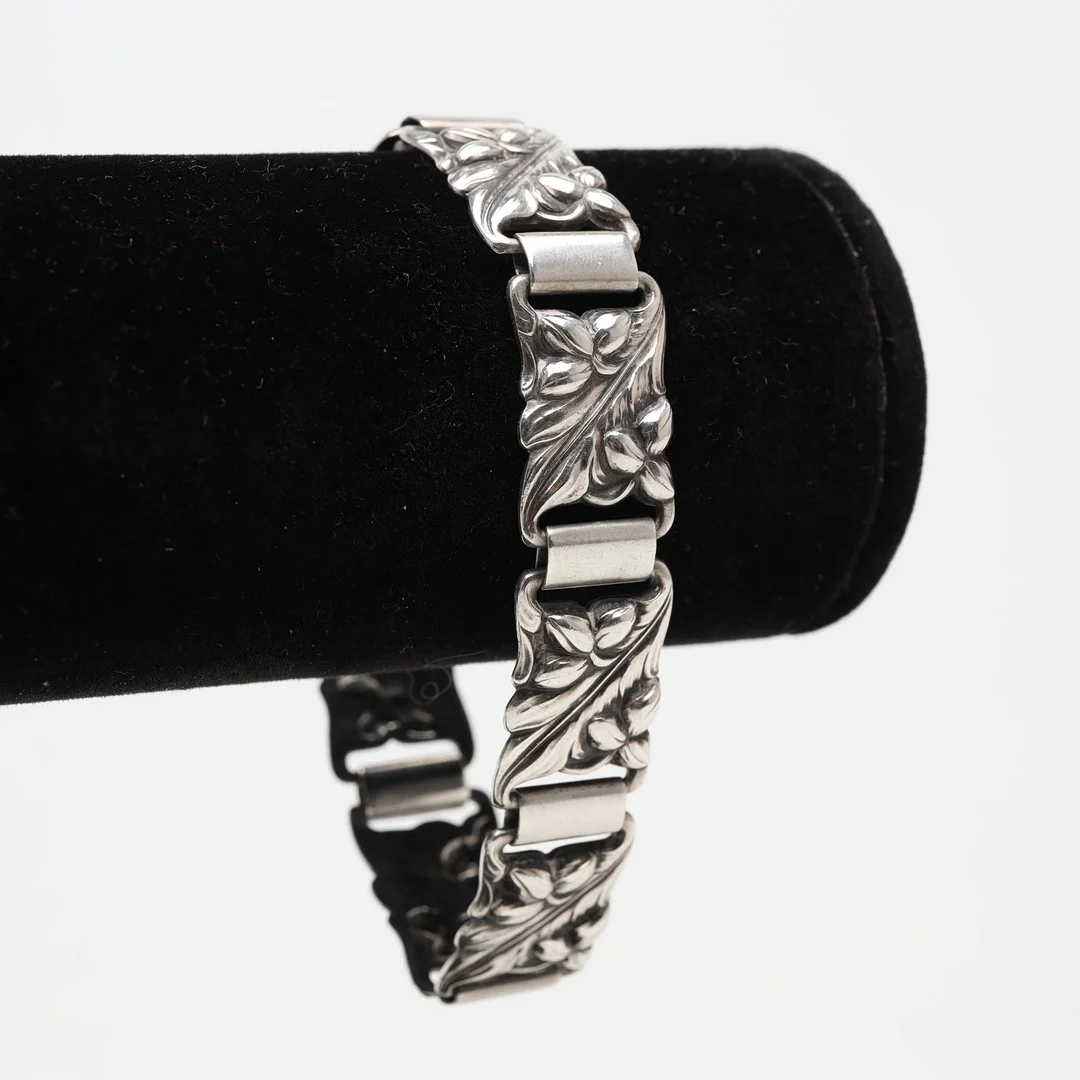 ARMBAND, silver, vikt ca 26 gram. — Bracelets — Borås Auktionshall