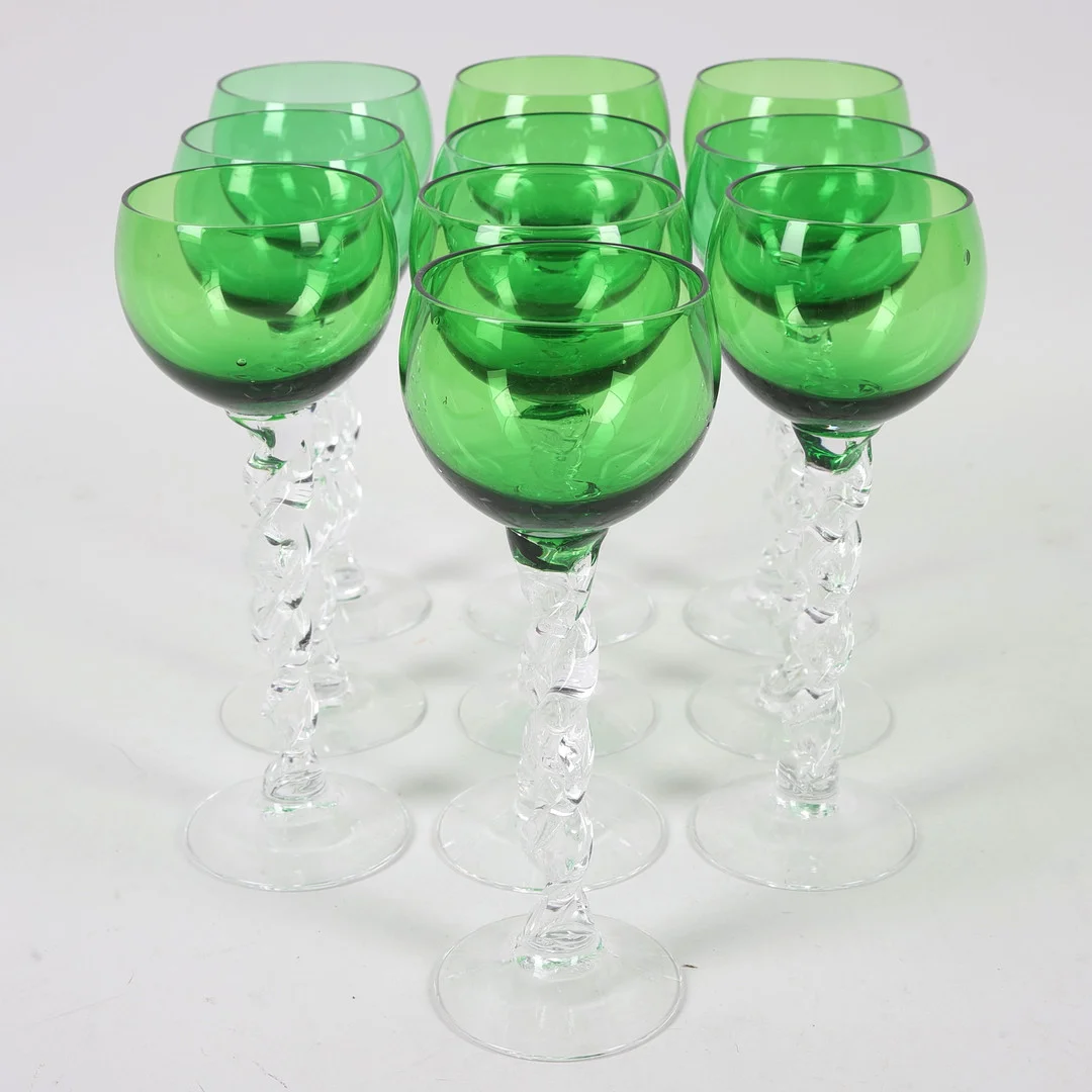 VINGLAS, 10 st, glas, grön kupa med spiraldriven fot i klarglas, 1900-talets andra hälft. — Tableware — Ekenbergs Auktioner