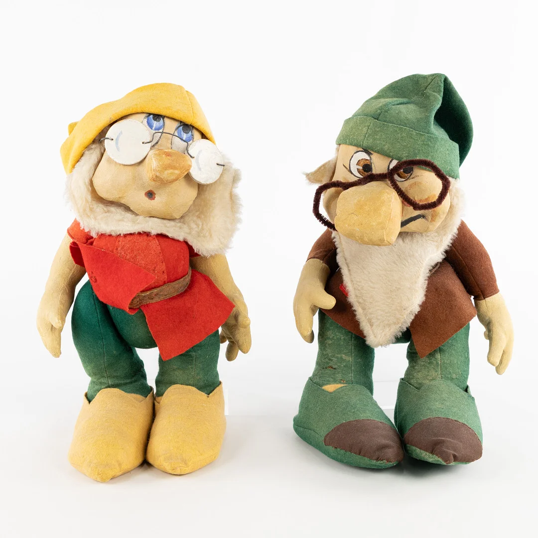 DOCKOR, 2 st, filt och papier mache, från Snövit. — Dolls & Teddybears — Karljohan Auktioner