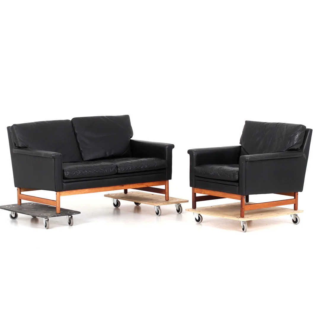 SOFFA och FÅTÖLJ, 2 delar, skinn, jakaranda. 1960-tal. — Sofas & Seatings — Stadsauktion Sundsvall
