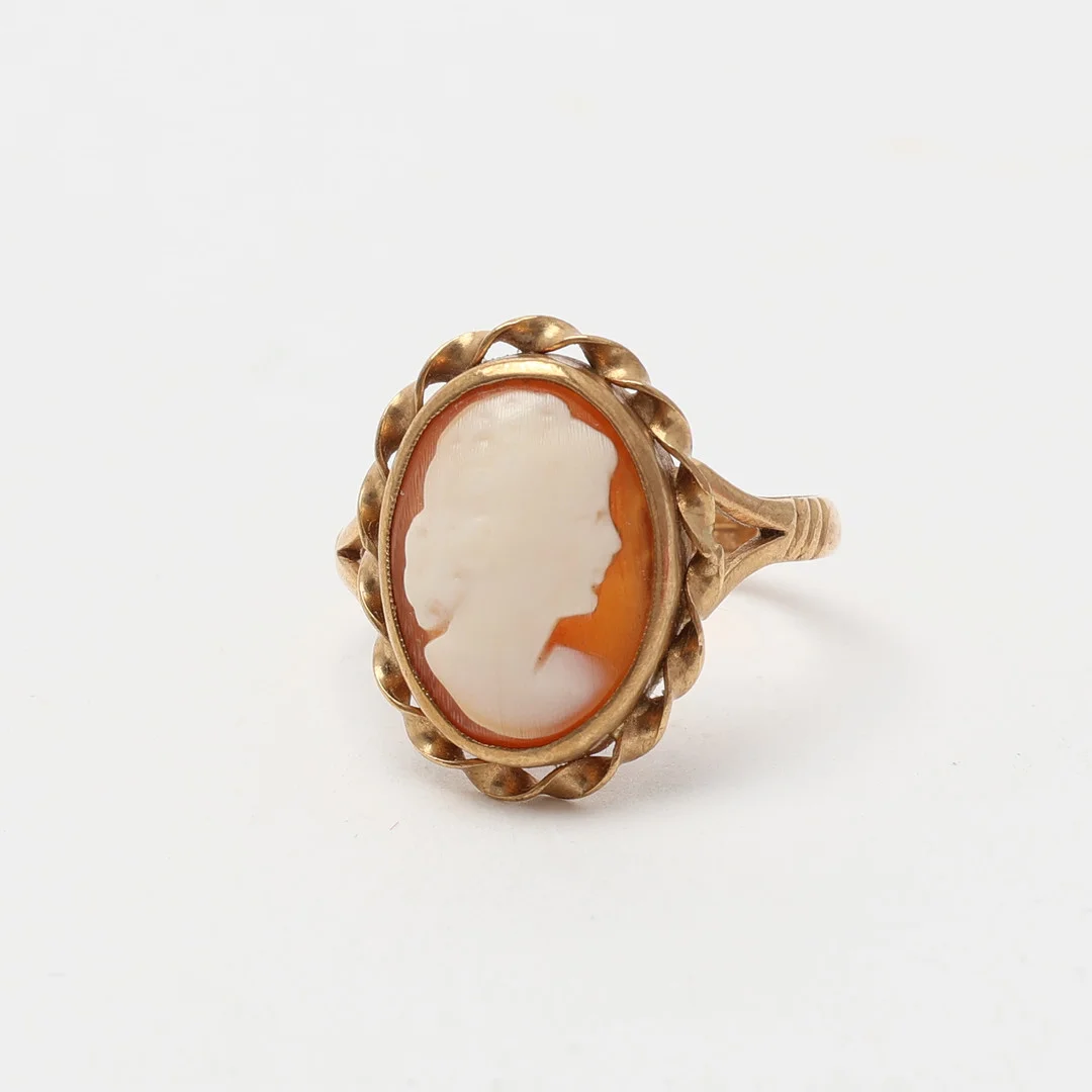 RING, guld 18K med snäckskalscamé. — Rings — Uppsala Auktionskammare