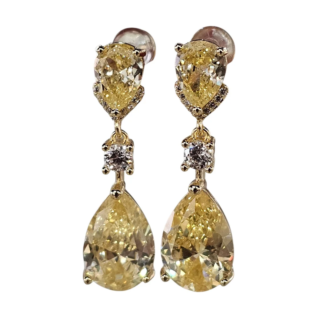 Pendientes móviles en metal dorado con cristales facetados en amarillo. — Earrings — Arce Auctions
