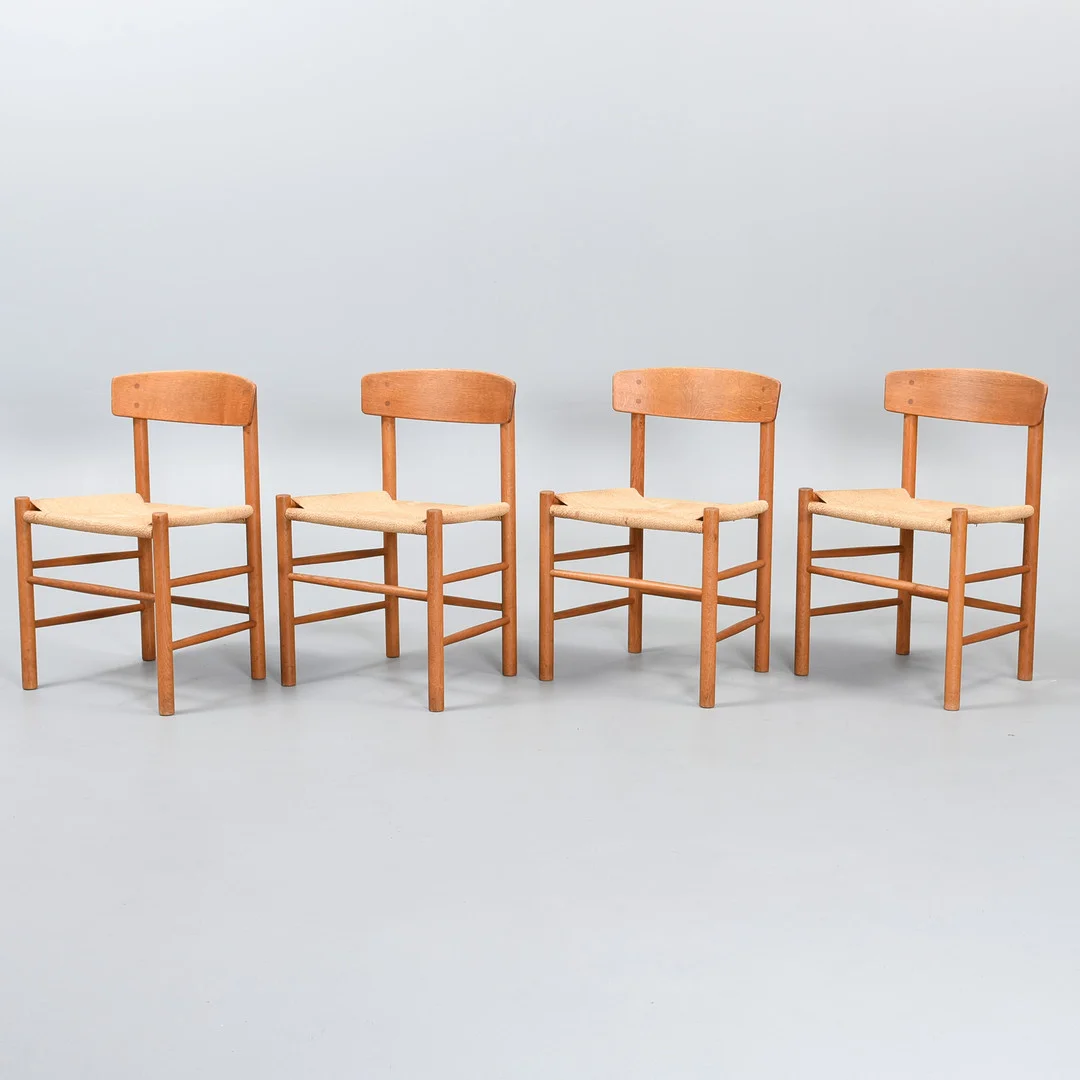 BØRGE MOGENSEN. Et sæt af fire "Folkestole" med stel massivt egetræ, model J 39, FDB Møbler, Danmark, formgivet 1947. — Armchairs & Chairs — Sørensen Auktioner
