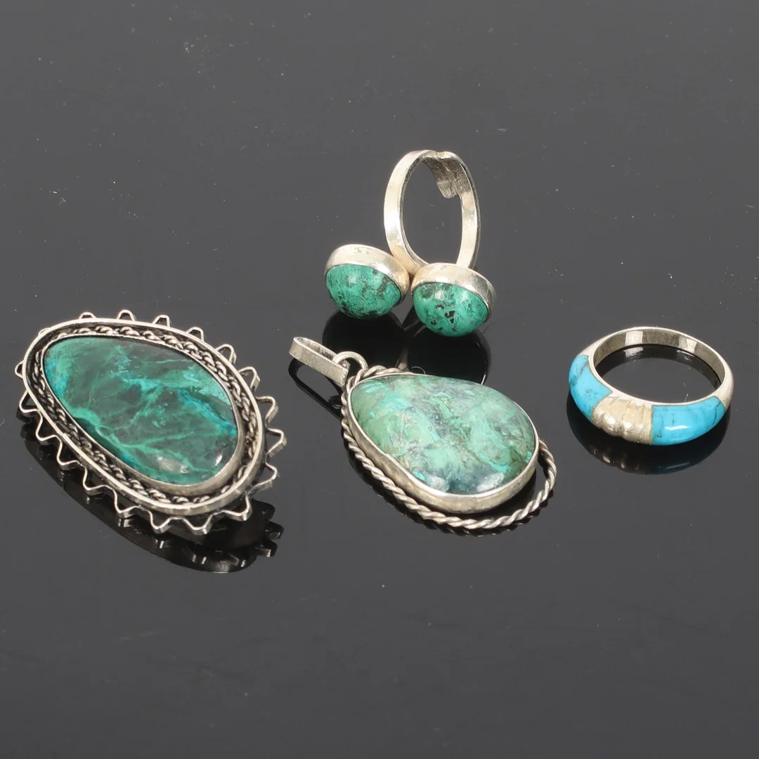 BROSCH, HÄNGE och RINGAR, 4 delar, Sterling silver, med turkoser, Israel. 1900-tal. — Brooches & Pendants — Stadsauktion Sundsvall