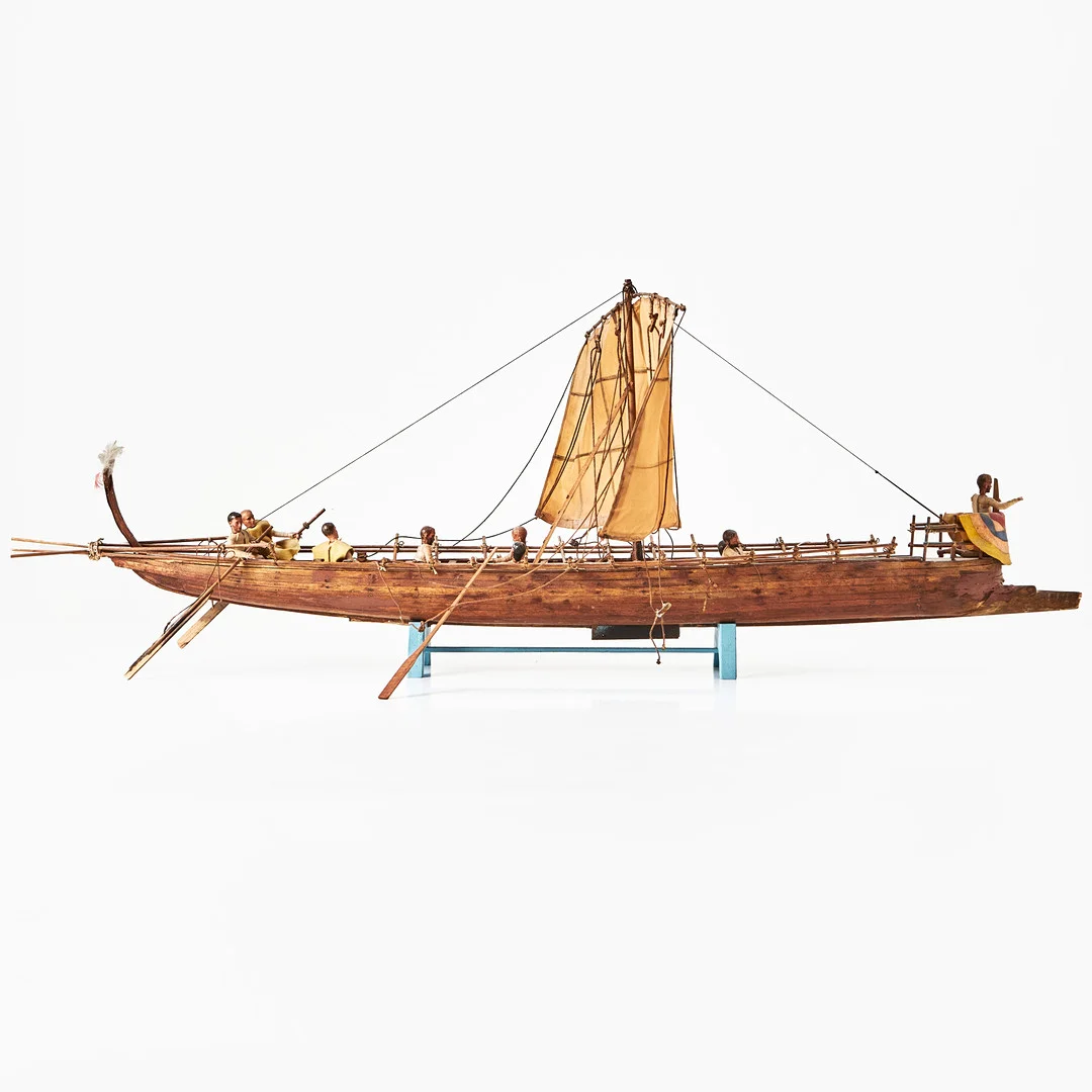 BÅTMODELL, efter grekisk modell, med segel och roddare. Trä, men dockor. — Technica & Nautica — Stockholms Auktionsverk Magasin 5