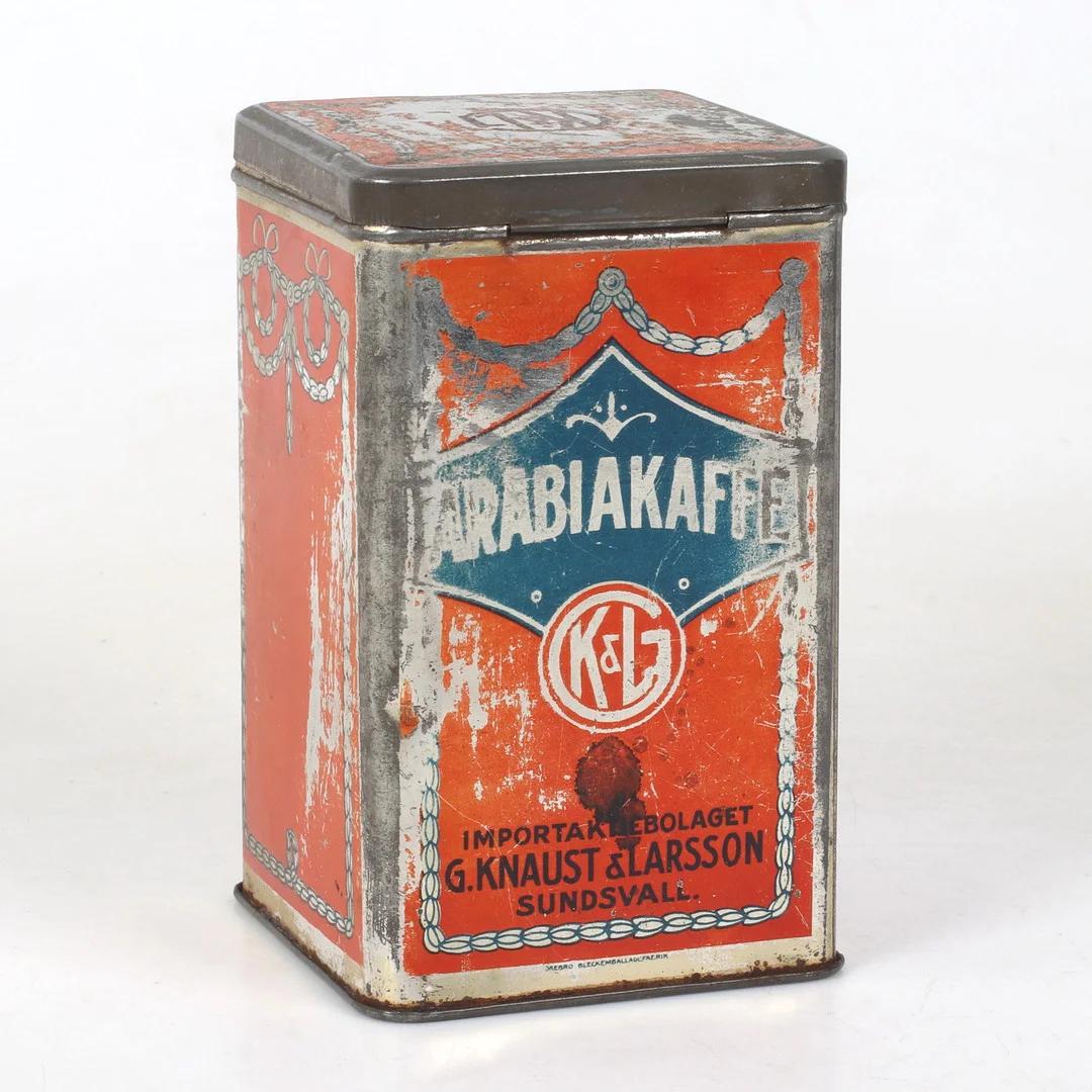PLÅTBURK. litograferad plåt, "Arabiakaffe", Importaktiebolaget G. Knaust & Larsson, Sundsvall, 1800/1900-tal. — Other collectables — Stadsauktion Sundsvall