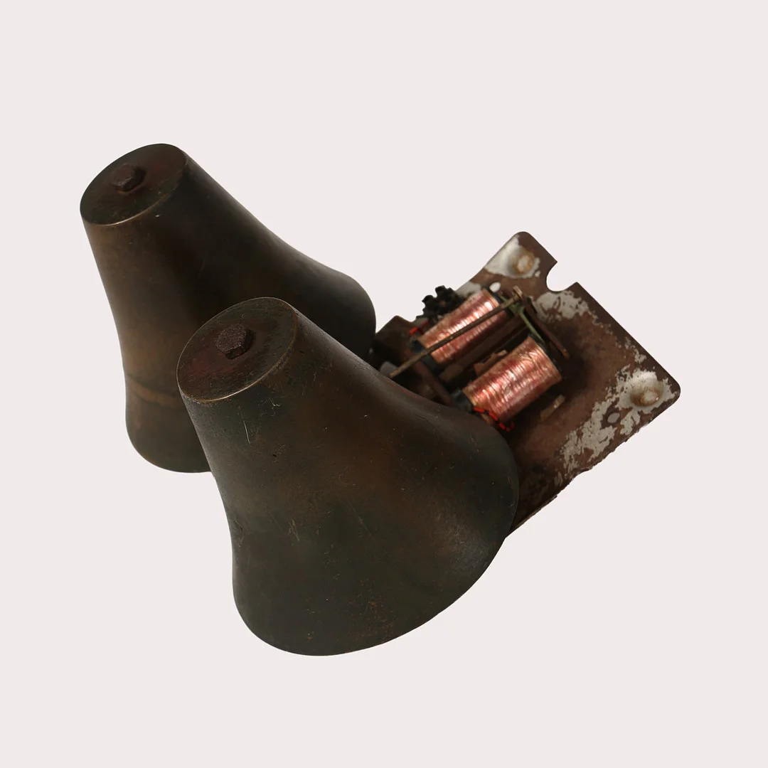 RINGKLOCKOR FÖR SIGNAL UTOMHUS. Metall, omkring 1900-talets mitt. — Technica & Nautica — Limhamns Auktionsbyrå