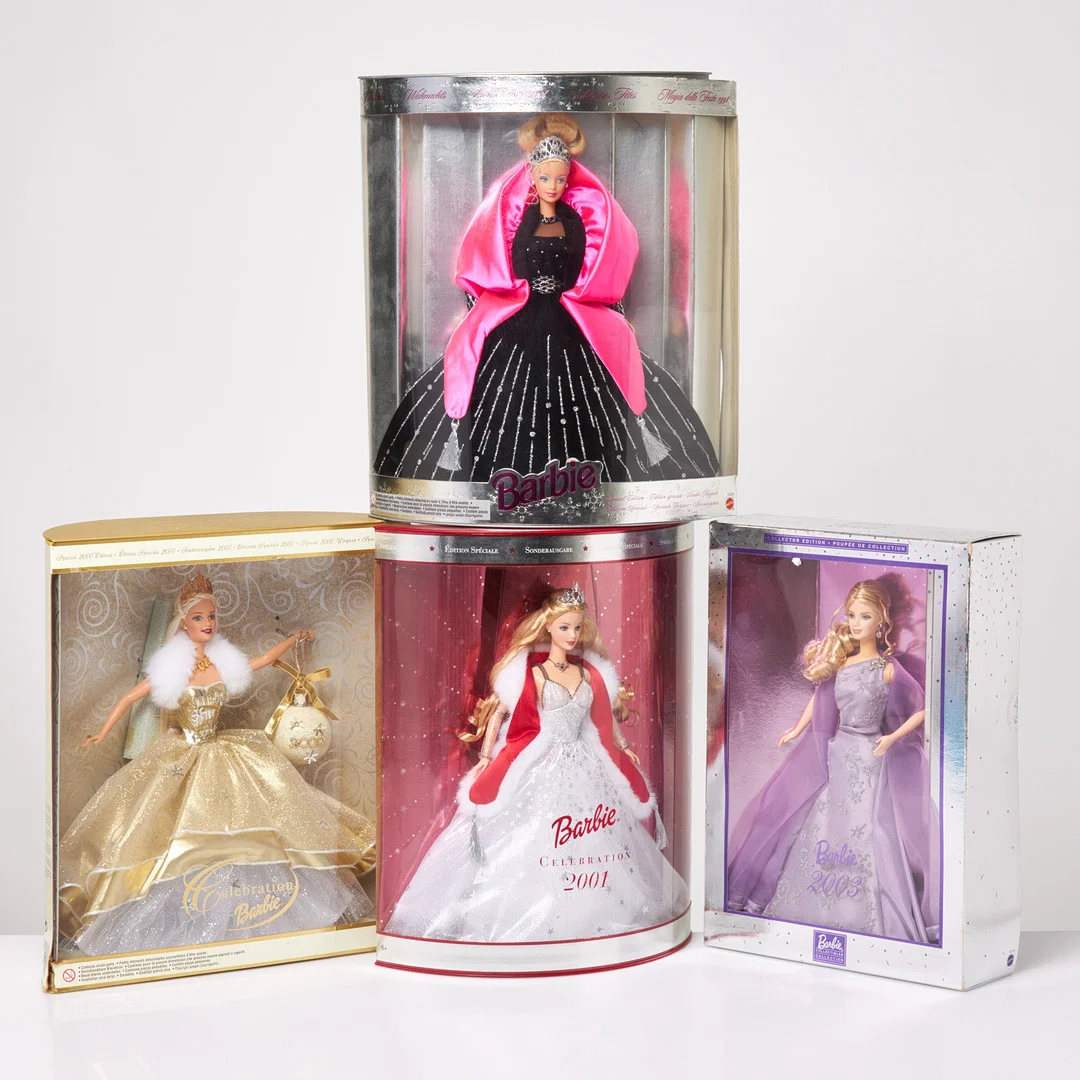 MATTEL, Barbie, 4 st, "Barbie Collector Edition 2003" "Happy Holidays 1998", "Celebration Barbie 2000", "Celebration Barbie 2001", i originalförpackningar. — Dolls & Teddybears — Stockholms Auktionsverk Sickla