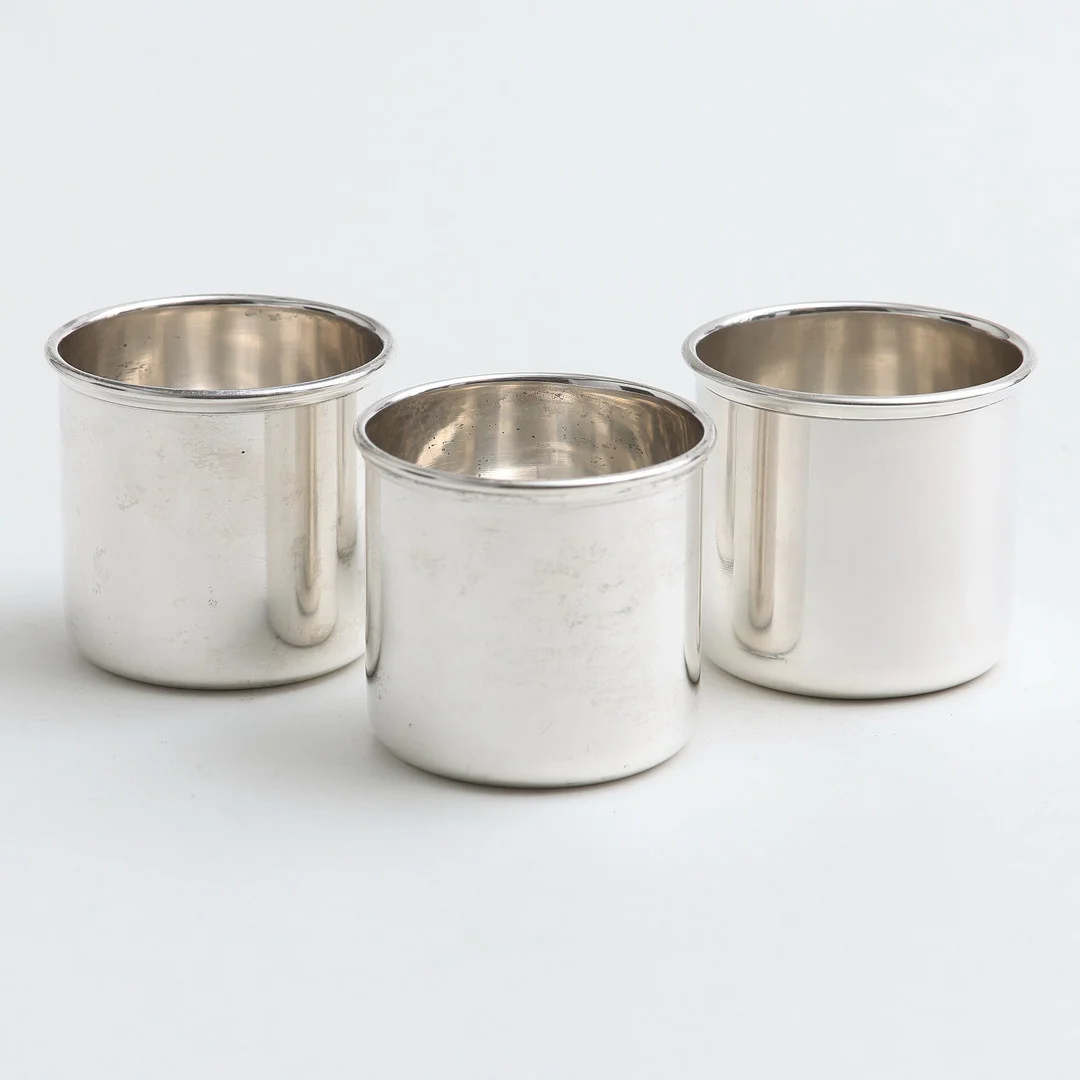 BÄGARE, 3 st, silver, 249 gram, Guldsmedsaktiebolaget I Stockholm, 1971. — Silver — Auktionshuset Thelin & Johansson