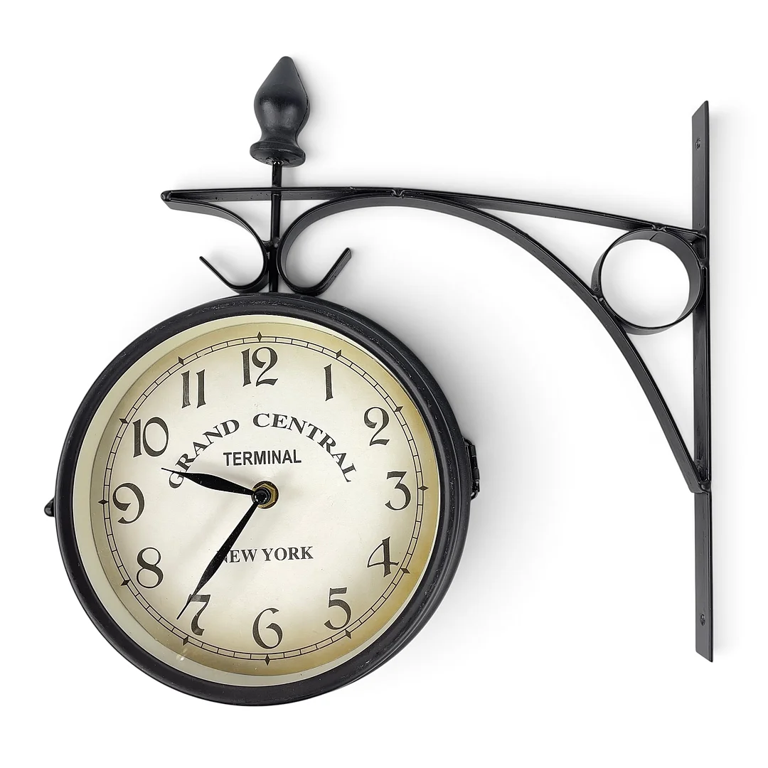 VÄGGKLOCKA/STATIONSKLOCKA, dubbelsidig, metall, 2000-tal. — Wall Clocks — Roslagens Auktionsverk