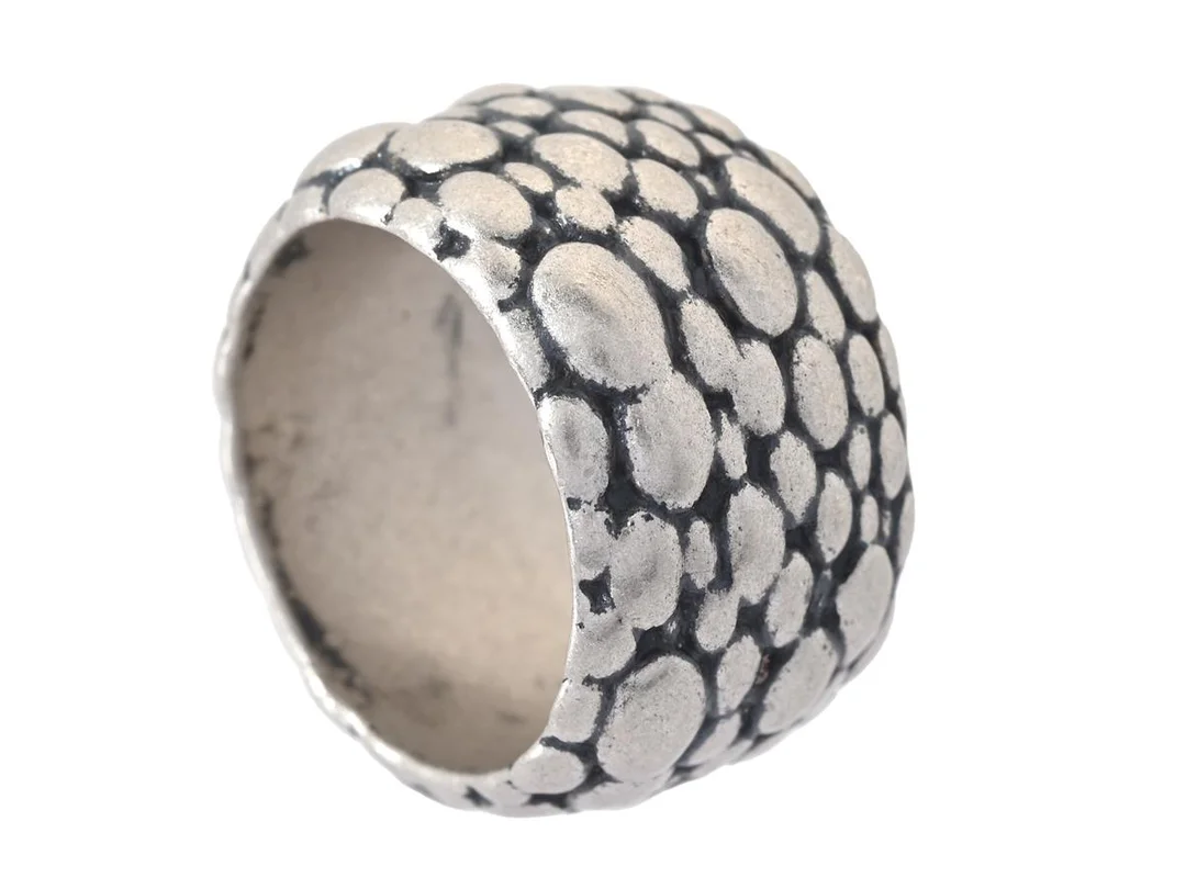 RING, sterlingsilver, arbetad, stl ca 19 mm, vikt ca 23,7 g. — Smycken/Ring — Kaplans
