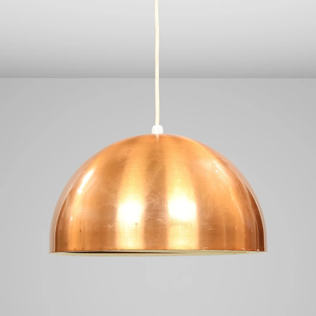 VILHELM WOHLERT & JØRGEN BO: "Louisiana" pendel, model 16551, skærm af mat kobber med indvendig ringgitter af lys nylon, Louis Poulsen, Danmark, 1960'erne. — Ceiling lights — Palsgaard Kunstauktioner