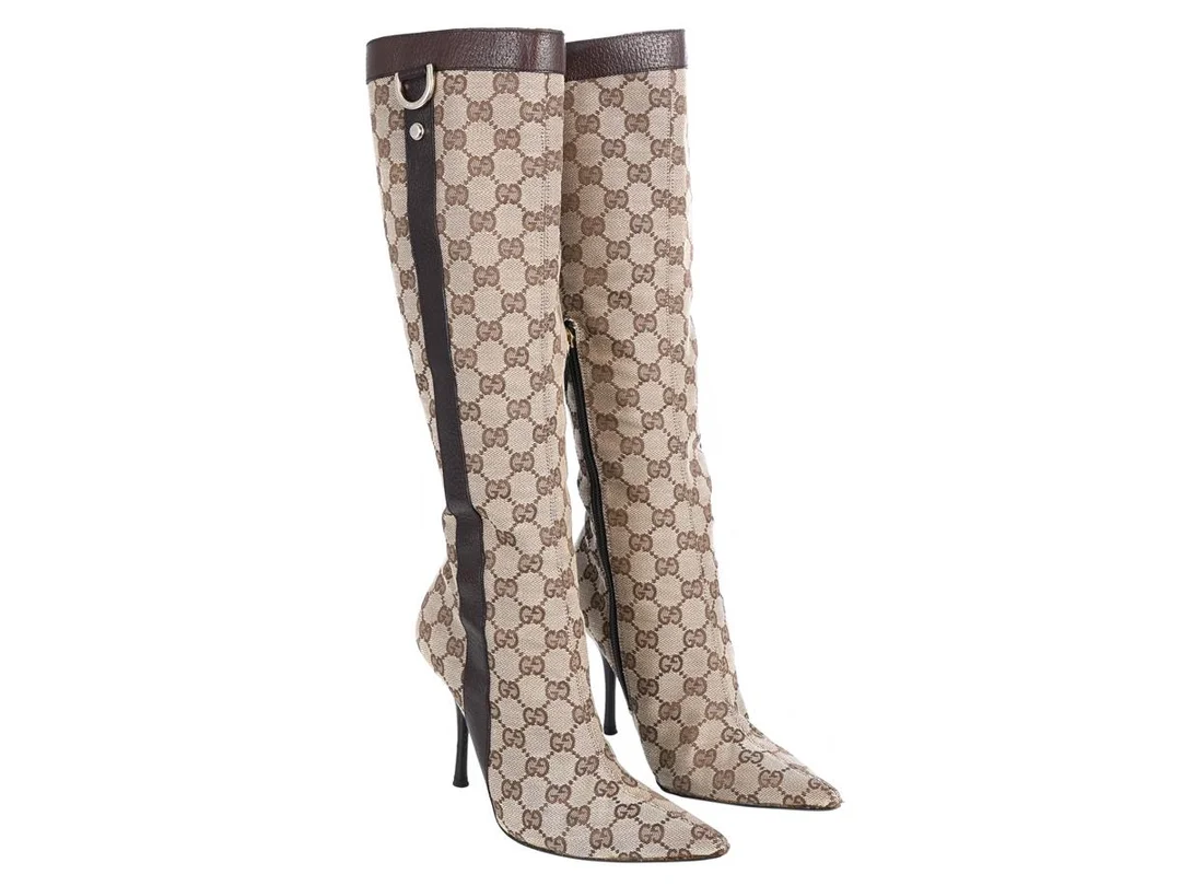 GUCCI, STÖVLAR, GG Monogram Boots, brunt tyg, läder, guldfärgade beslag, klack 10 cm, stl 36½ C, dustbag, originalkartong, slitage på sulan. Good Condition. — Kläder/Stövlar — Kaplans