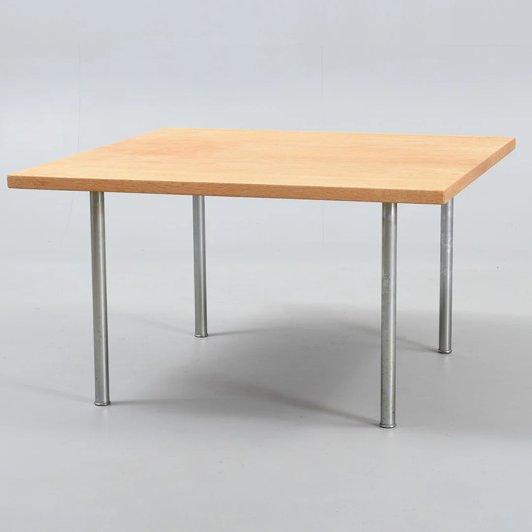 HANS J WEGNER. Andreas Tuck. Kvadratisk sofabord i egetræ. Danmark, 1960'erne. — Tables — Sørensen Auktioner