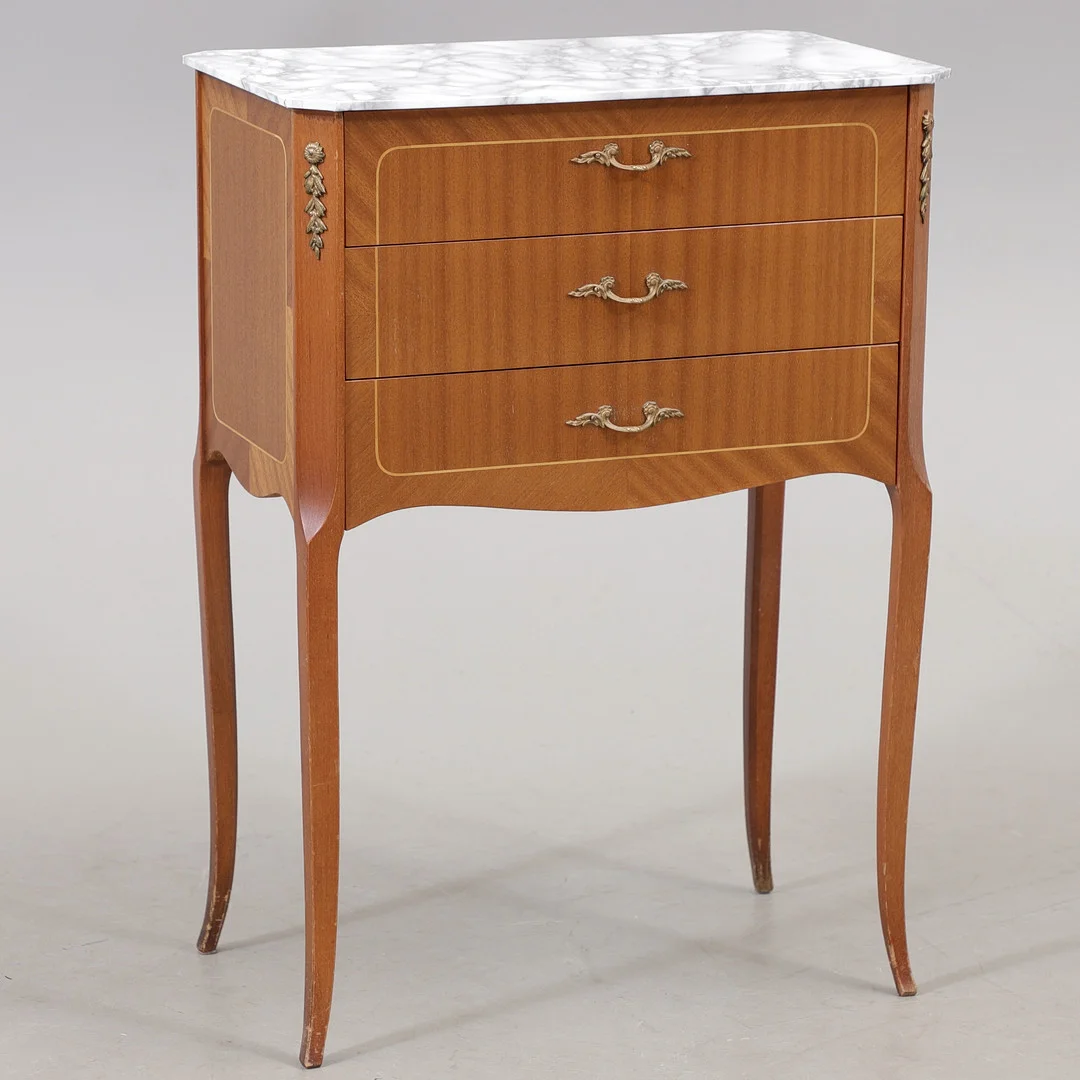BYRÅ, mahogny, 1900-talets första hälft. — Chests of drawers — Växjö Auktionskammare