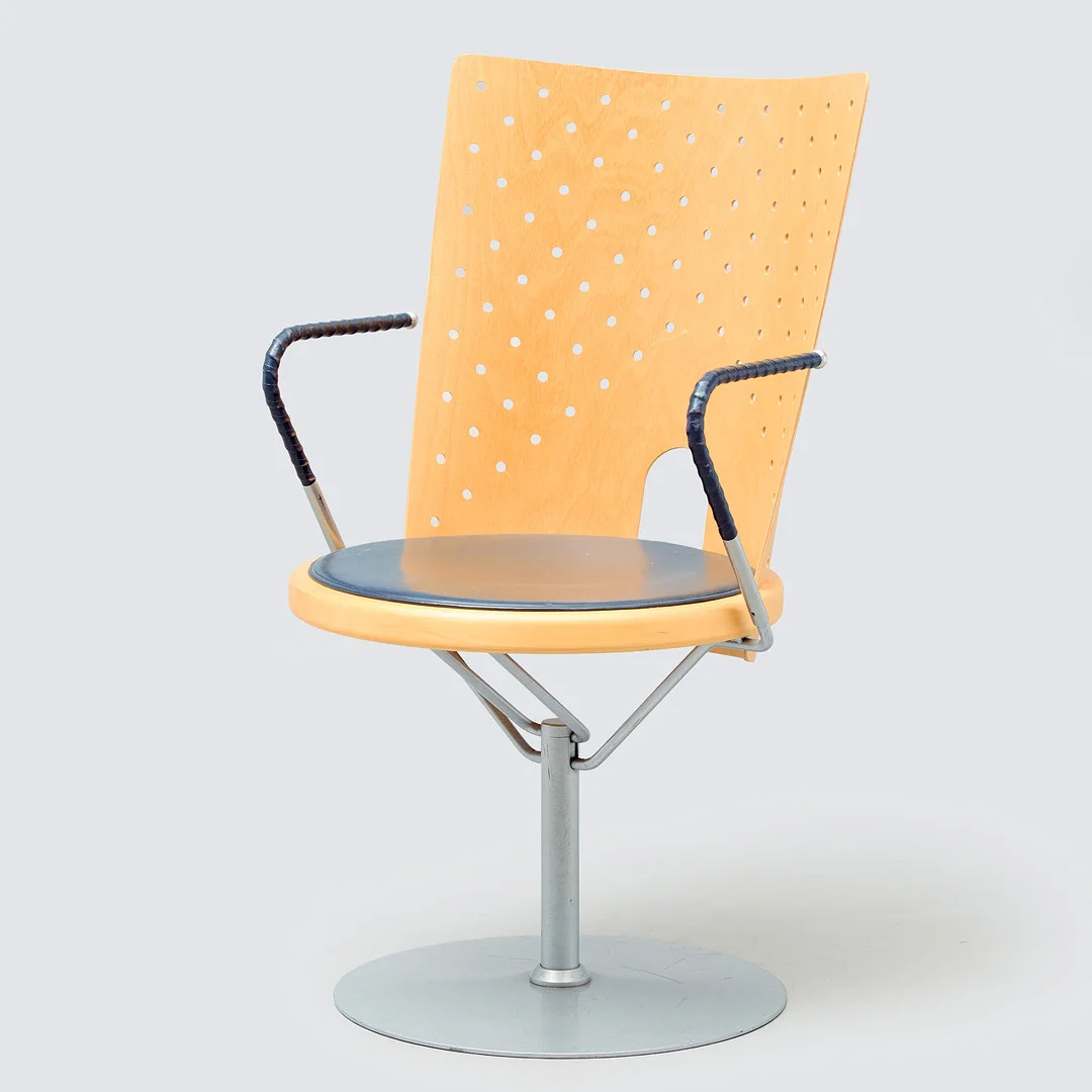 BÖRGE LINDAU. Snurrstol, "Hövding", Blå Station, 2000-tal. Märkt undertill. — Armchairs & Chairs — Uppsala Auktionskammare