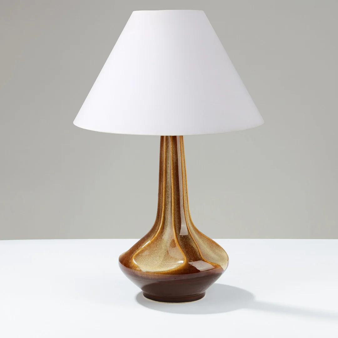 EINAR JOHANSEN (1906-1980). Bordlampe af glaseret stentøj, modelnr. 1207, Søholm, Bornholm, Danmark, 1900-tallets anden halvdel. — Table Lamps — Palsgaard Kunstauktioner