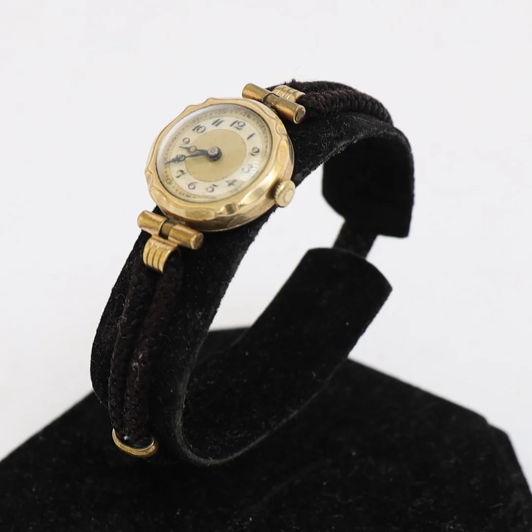 DAMARMBANDSUR, 1900-talets första del, förgylld boett, textilt armband. — Wristwatches — Falun Auktionsbyrå