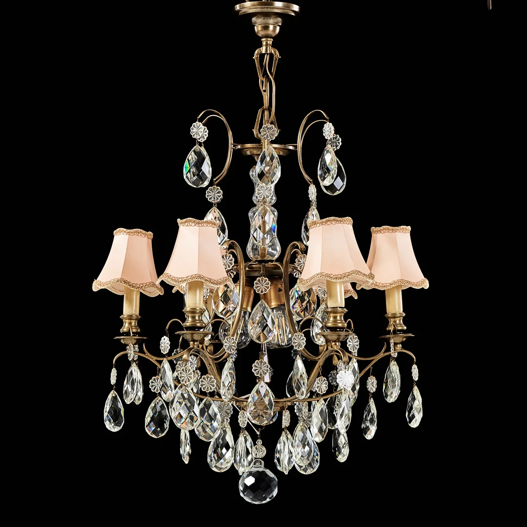 LJUSKRONA, rokokostil, 1900-talets mitt, stomme av mässing, behängd med prismor. — Chandeliers — Stockholms Auktionsverk Magasin 5