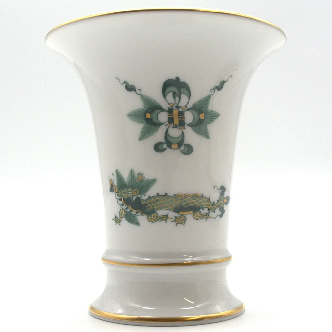 MEISSEN. PORZELLAN TRICHTERVASE REICHER DRACHE / MING-DRACHE, MIT GOLDRAND, 1. WAHL H. 9,5CM. 20. JAHRHUNDERT. — European — Kunst- und Auktionshaus Kleinhenz