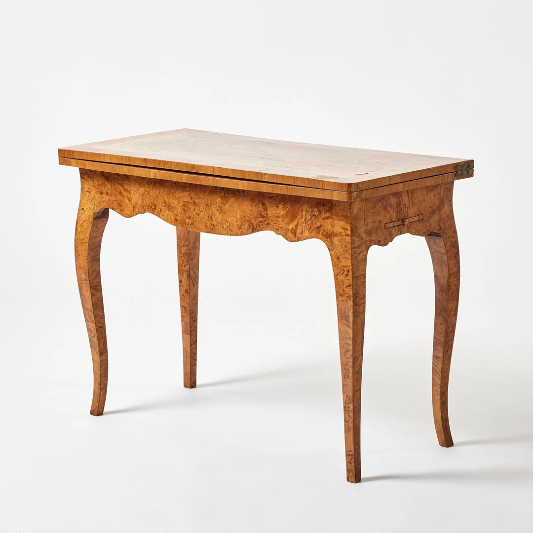 JACOB SJÖLIN (mästare i Köping och Kungsör 1767-1785/88), spelbord, rokoko av stockholmskvalitet, stämpelsignerat JAC: SJÖLIN. KÖPING. N:o 82, samt Köpings hallstämpel. — Tables — Stockholms Auktionsverk Magasin 5
