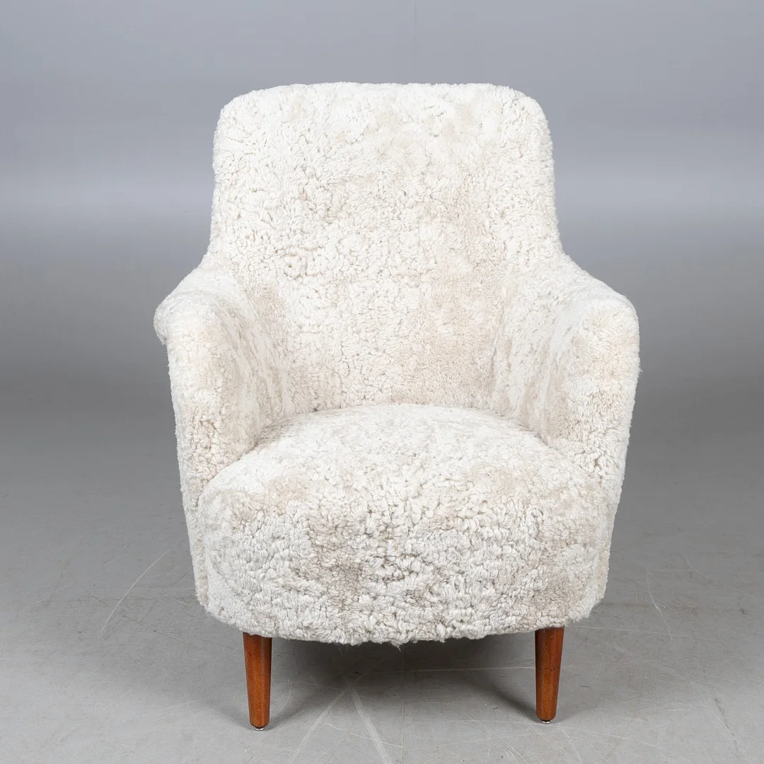 CARL MALMSTEN. Fåtölj, "Samsas", AB O.H Sjögren, klädd i fårskinnspäls Moonlight. — Armchairs & Chairs — Stockholms Auktionsverk Helsingborg