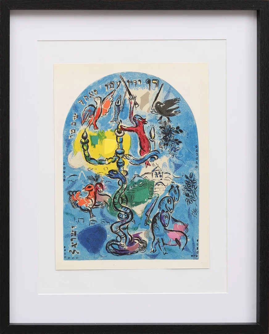 MARC CHAGALL. EFTER. Färglitografi ur Vitraux pour Jerusalem, av Charles Sorlier 1962. — Engravings & Prints — Crafoord Auktioner Malmö