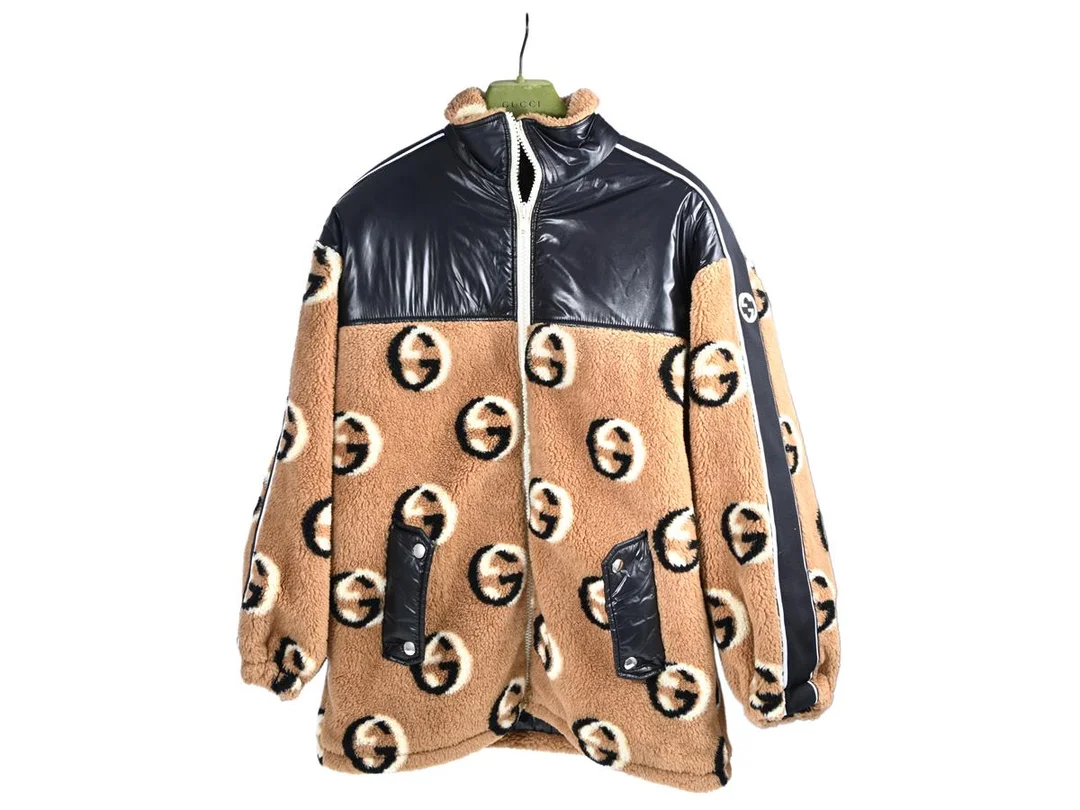GUCCI, JACKA, GG Wool Flecce Jacquard Sherling Zip Jacket, beige, svart, vit fårull, 80% lana ull, 20% polyester, vit dragkedja, silverfärgade beslag, stl S (lite oversize), tag, galge, överdrag. Excellent Condition. — Kläder/Jackor — Kaplans